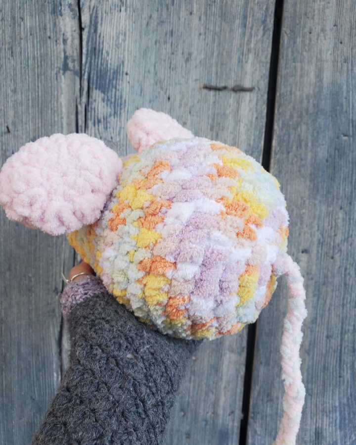 Crochet mouse in pastels back view